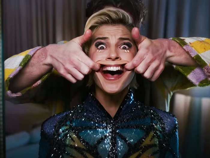 naomi scott forced to smile in smile 2 17307922601231867805650 0 0 750 1433 crop 1730792444024464454494 - WandaVision Merch